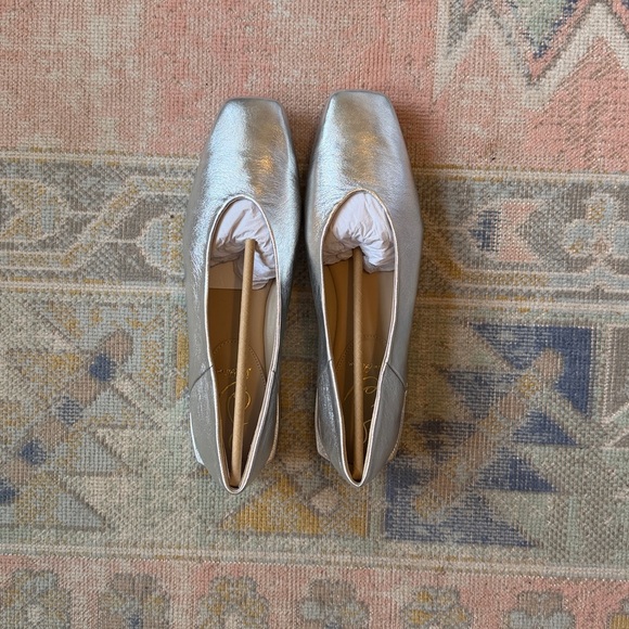Sam Edelman Kasey Silver Flats - Picture 6 of 9